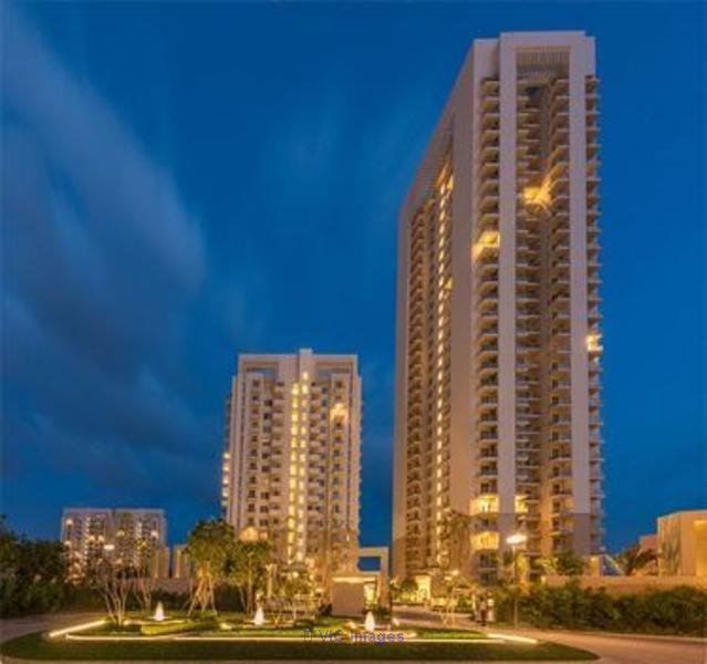 Spacious Flats in Grand Omaxe Noida on Sale